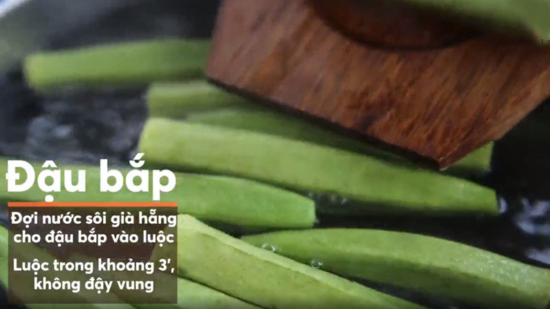 Then put the beans in, boil for 3 minutes, turn off the stove, scoop the beans out onto a plate.