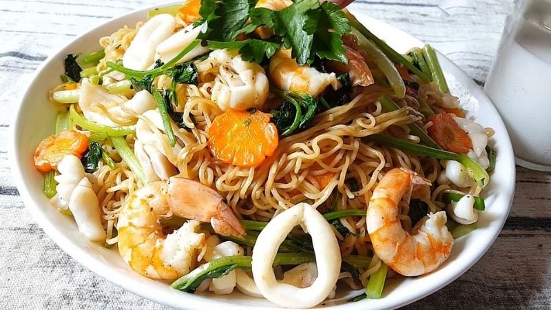 How to make seafood fried noodles that everyone who eats compliments it