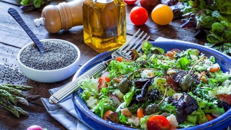 Trộn salad với hạt chia
