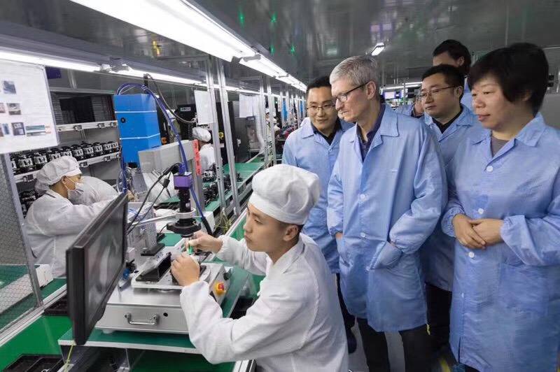 Tim Cook đến thăm nhà máy Foxconn Tim Cook đến thăm nhà máy Foxconn