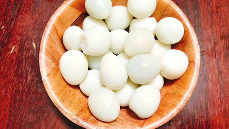 Vớt trứng cút ra, cho vào một cái tô nước lạnh, khi trứng cút nguội bớt thì lột bỏ vỏ, cho trứng cút vào trong đĩa