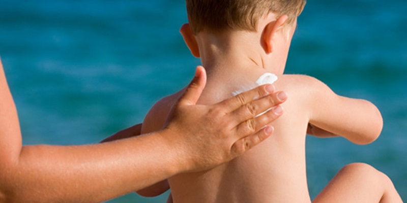 Thoa kem chống nắng cho trẻ trước khi đi tắm biển