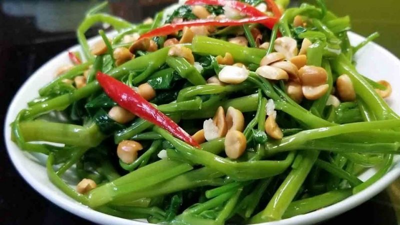 How to make spinach salad that is both green and crispy to eat