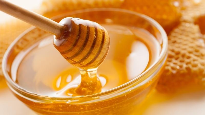 Treat acne with honey