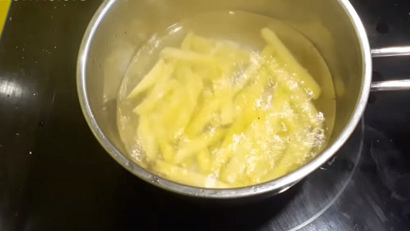 Cho nước vào nồi cùng với một ít muối, đun đến khi nước sôi thì cho khoai tây vào.