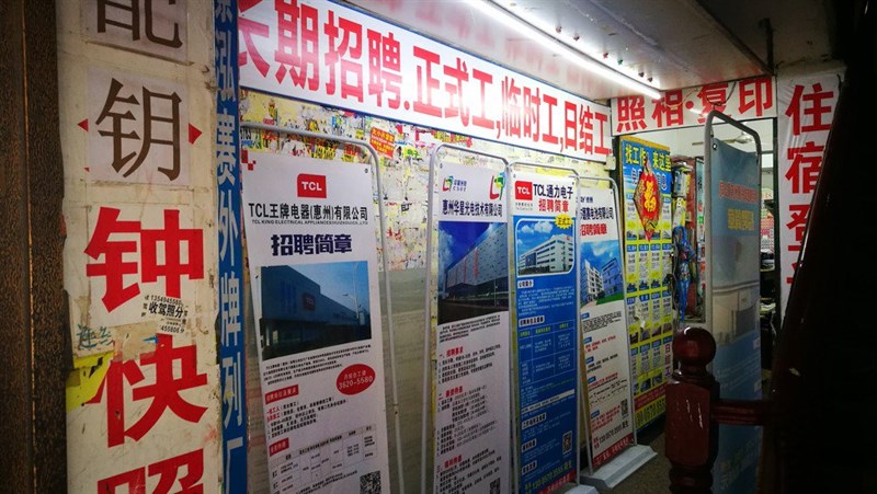 Giá thuê một phòng đơn đã giảm từ 500 Yuan (khoảng 1.6 triệu đồng) xuống chỉ còn 200 Yuan hoặc 300 Yuan mà vẫn không thấy công nhân nào đến thuê, một chủ nhà cho biết