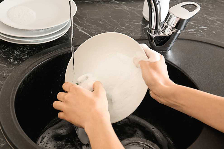 Rửa chén dĩa ngay sau khi dùng