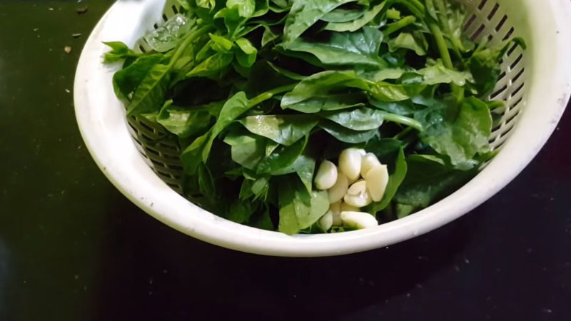 How to make crispy fried spinach with green garlic