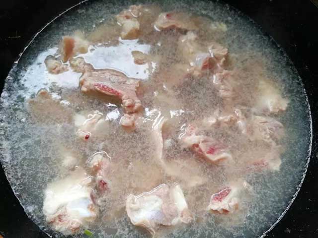 Boil ribs with boiling water