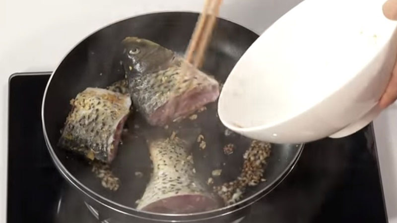 Tìm đâu xa cách làm canh cá chép rau cần ngon nóng hổi vừa thổi vừa ăn