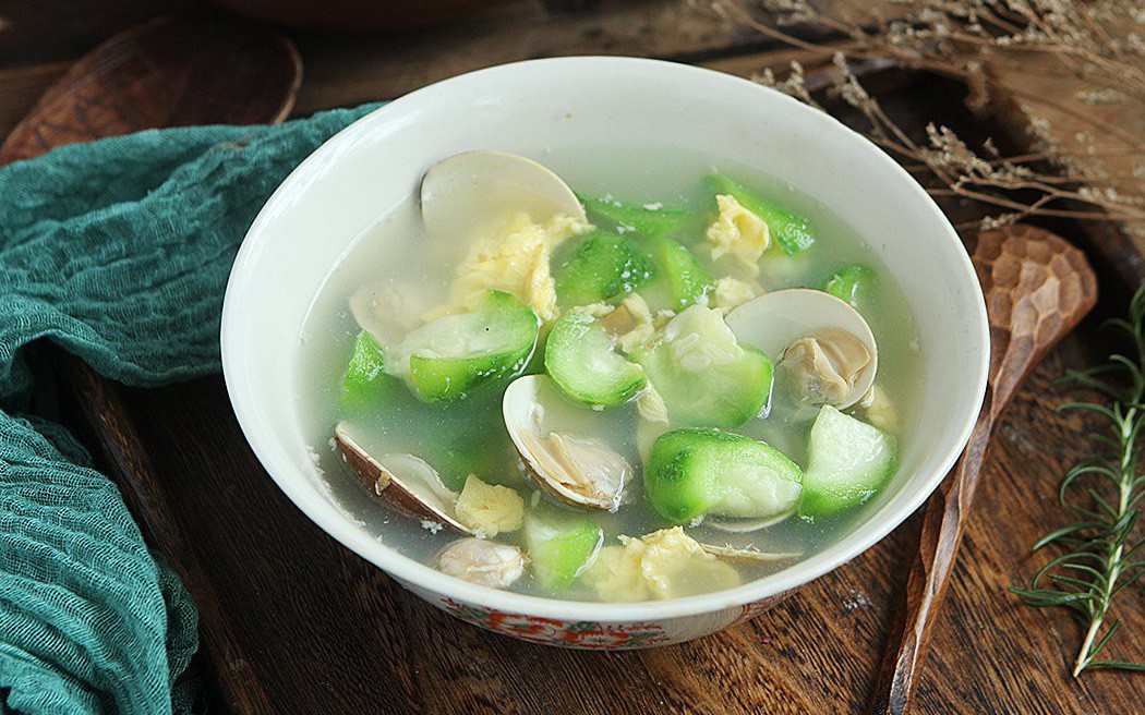 Mâm cơm ý nghĩa cho ngày Gia đình Việt Nam đủ đầy, sung túc > Canh mướp nấu ngao, hến
