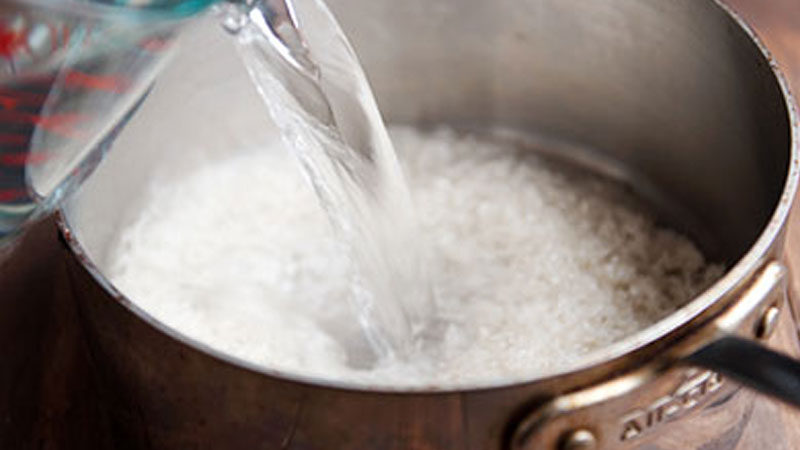 Gạo nếp và gạo tẻ đem trộn lại với nhau, vo sạch, rồi cho vào nồi nấu.