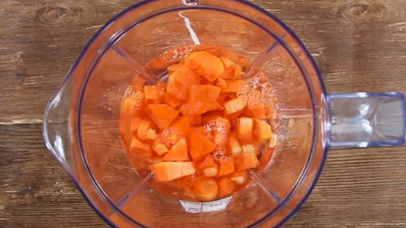 Cho cà rốt vào máy xay sinh tố cùng với một ít nước lọc đun sôi để nguội, rồi bật máy lên xay nhuyễn cà rốt.