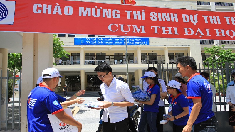 Cẩn thận những chiêu lừa đảo trước cổng trường mùa thi