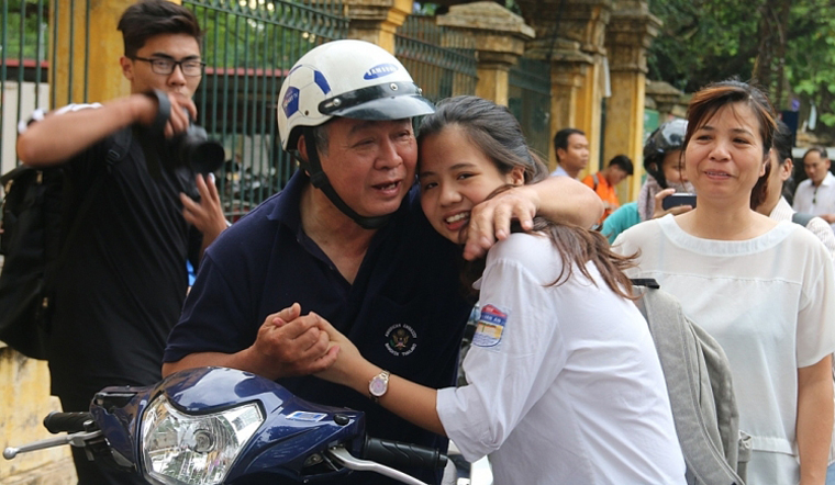 Cha mẹ là hậu phương vững chắc cho con trong mùa thi