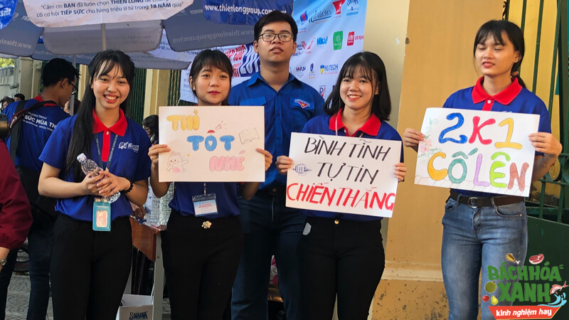 Các bạn tình nguyện viên của “Tiếp sức mùa thi”