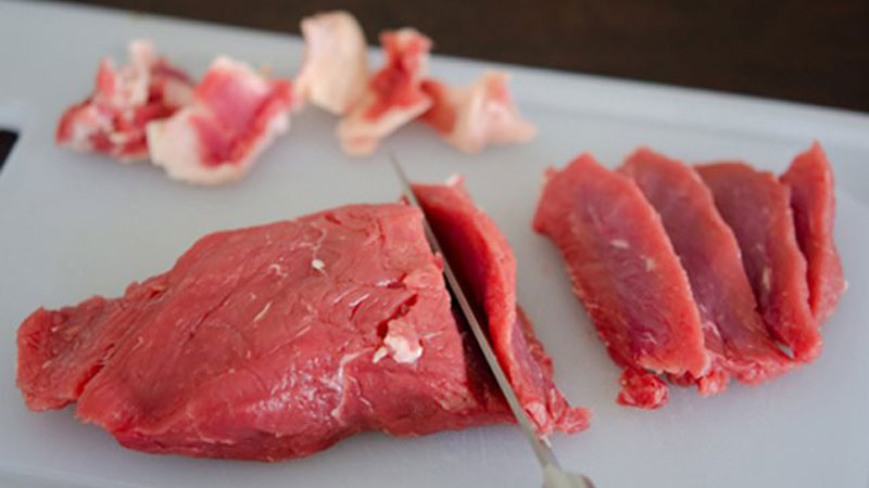 Thịt bò sau khi mua về thì rửa sạch, rồi cắt thành từng lát mỏng vừa ăn.