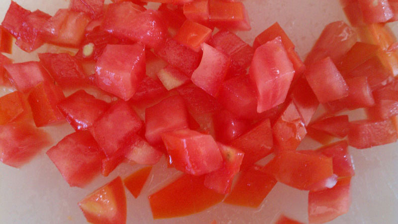 Rửa sạch cà chua dưới vòi nước, rồi đem đi cắt hạt lựu.