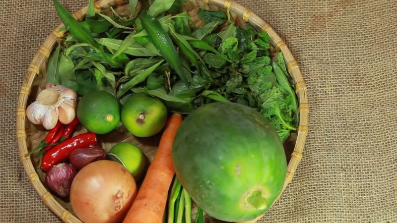 How to make crispy pork ear papaya salad