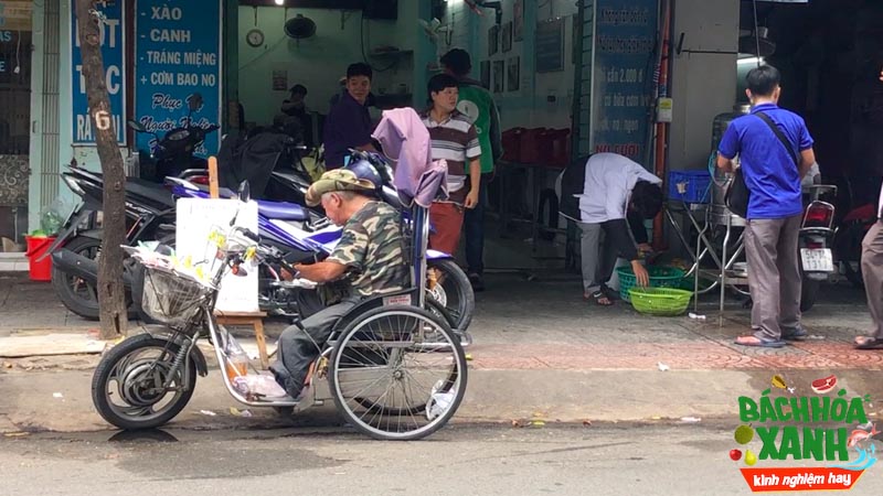 Người đến ăn có cả khách Tây, ăn xong anh còn đóng góp một ít tiền cho quán.