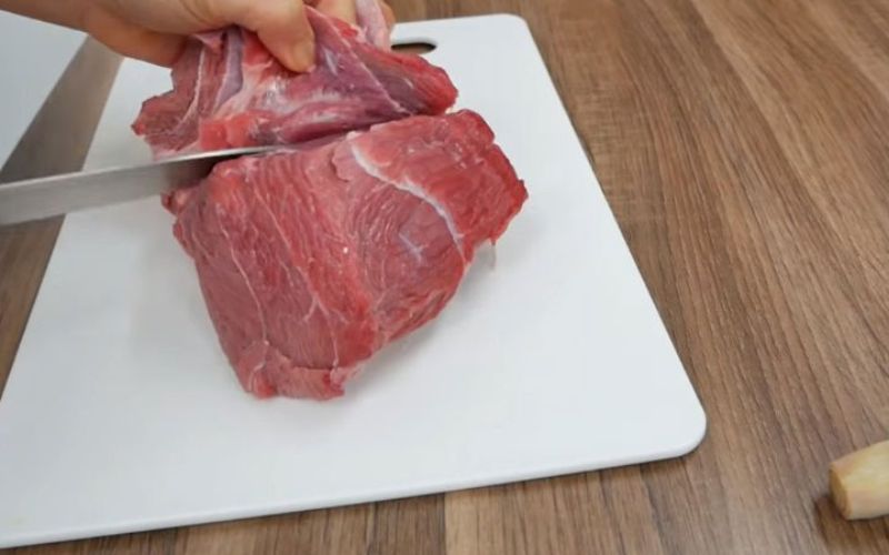 Thịt bò sau khi mua về thì rửa sạch, sau đó cắt làm 2 phần