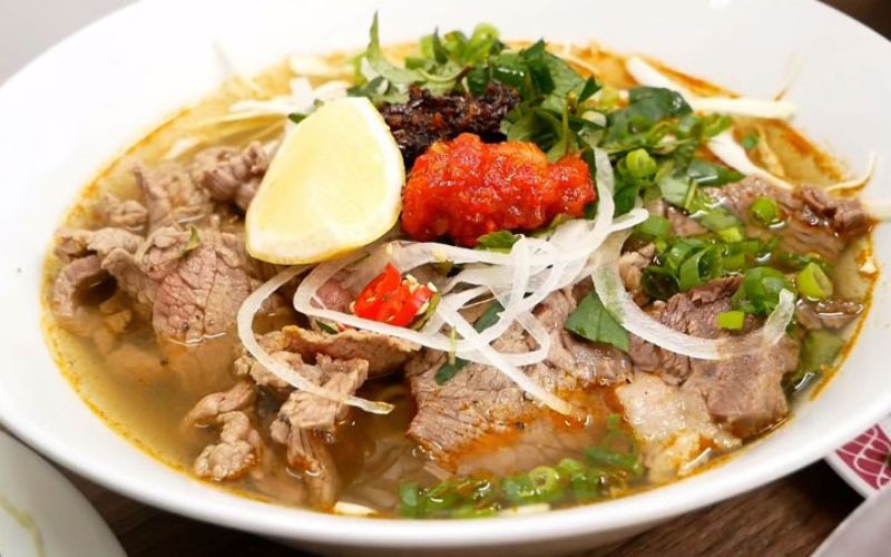 Tô bún bò tái thơm phức