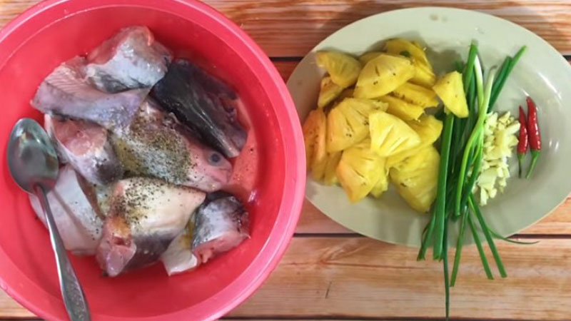 Cho cá vào trong tô hoặc thau bự cùng với một ít muối, bột ngọt, hạt nêm, nước mắm và tiêu.