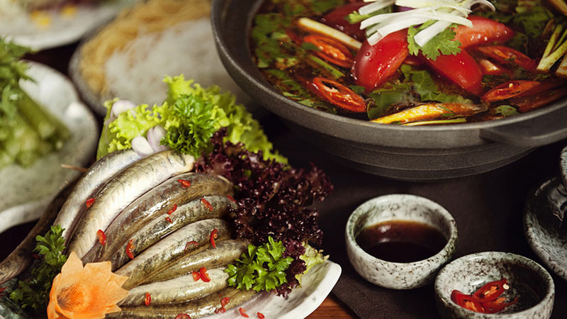 Khi ăn bạn bật bếp cho nước lẩu nóng lên, rồi cho rau ăn kèm và cá kèo vào, đậy nắp lại đến khi rau và cá chín thì vớt ra.