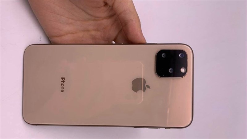 Hàng thật chưa ra, hàng nhái iPhone XI đã xuất hiện trên tay người dùng Hàng thật chưa ra, hàng nhái iPhone XI đã xuất hiện trên tay người dùng