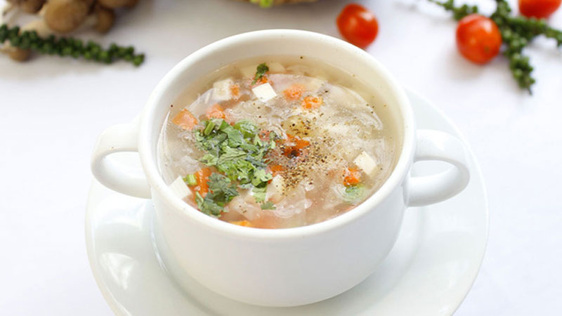 Múc súp ra tô, rồi cho trứng cút, thịt heo xé sợi và tôm vào, trang trí theo sở thích rồi thưởng thức thôi nào.