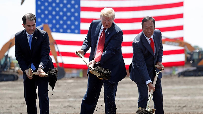 Trump vs Foxconn Trump vs Foxconn
