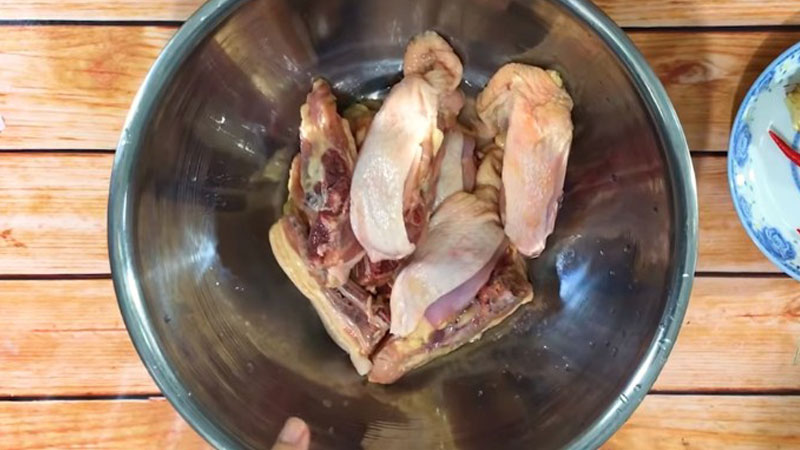 Thịt gà sau khi mua về thì rửa sạch, sau đó cắt thành từng miếng vừa ăn.