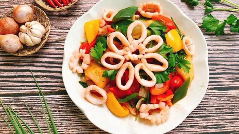 How to make fried squid with bell pepper is both delicious and easy to eat