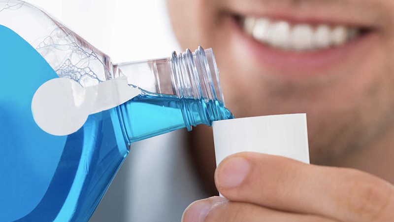 Nước súc miệng không thể thay thế được kem đánh răng, nó được xem là biện pháp hỗ trợ kem đánh răng trong việc tiêu diệt vi khuẩn trong khoang miệng, các mảng bám cứng đầu và kiểm soát hôi miệng hiệu quả.