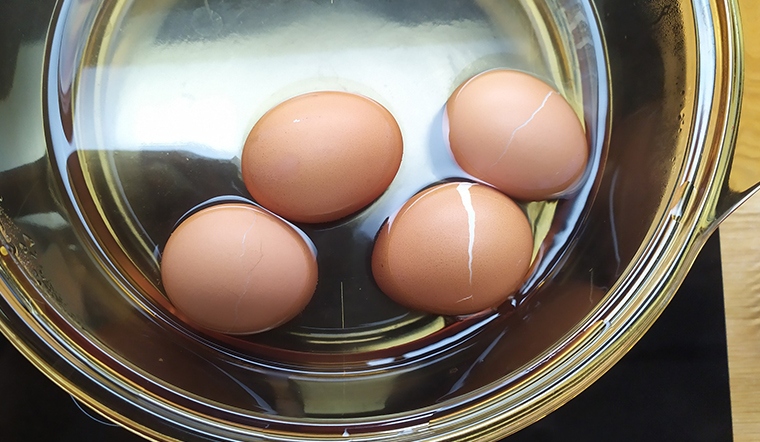 Sợ luộc trứng bị nứt thì hãy thực hiện theo cách sau