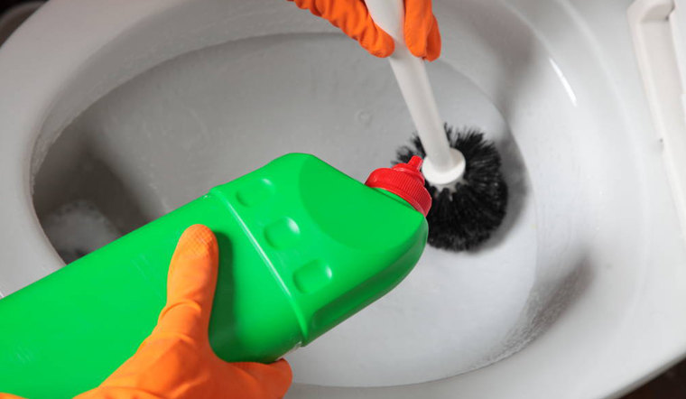 Cách sử dụng nước tẩy bồn cầu an toàn