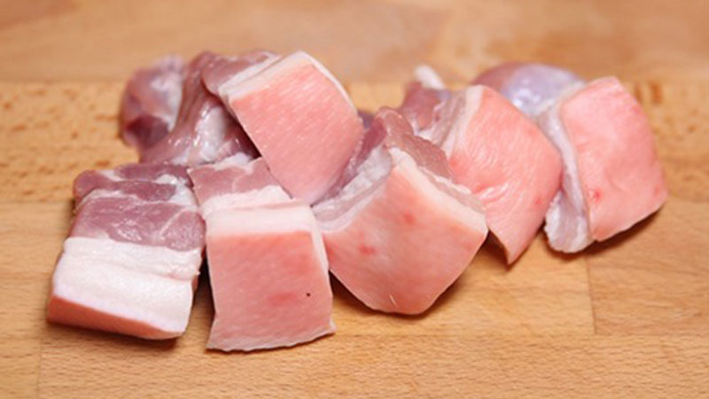 Thịt heo sau khi mua về thì rửa sạch, sau đó cắt thành từng miếng vừa ăn.