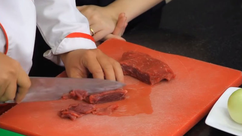 Thịt bò sau khi mua về thì rửa sạch, sau đó cắt thành từng miếng mỏng vừa ăn.