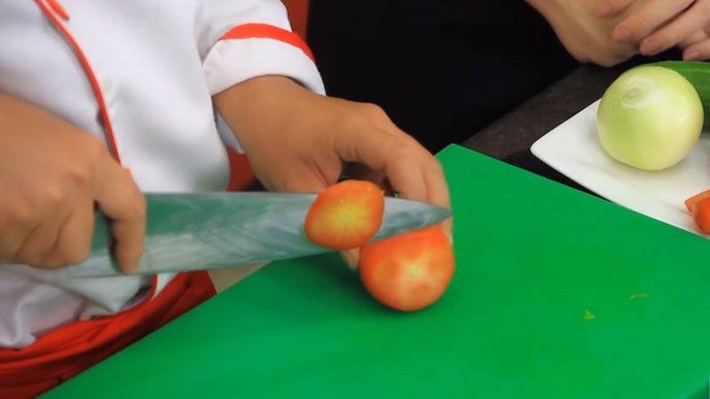 Cà chua thì cắt thành từng khoanh.