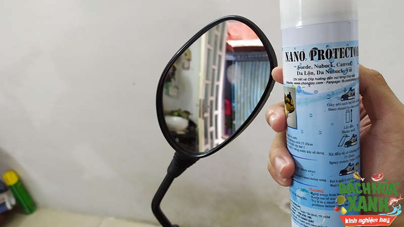 Xịt nano lên kính chiếu hậu theo hướng dẫn Xịt nano lên kính chiếu hậu theo hướng dẫn