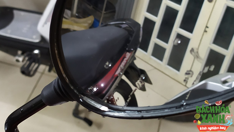 Rắc thử nước lên thì nước không động lại mà chảy xuống Rắc thử nước lên thì nước không động lại mà chảy xuống