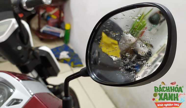 Chẳng sợ mất tầm nhìn với cách chống đọng nước kính chiếu hậu ngày mưa