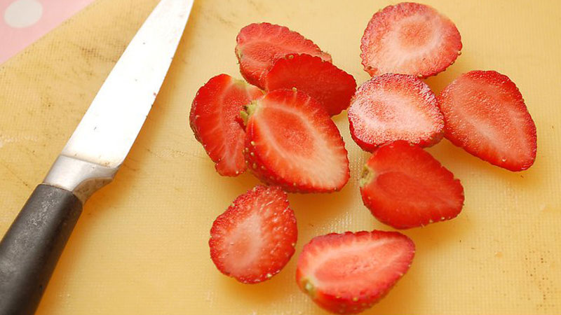How to make nutritious strawberry yogurt smoothie for babies