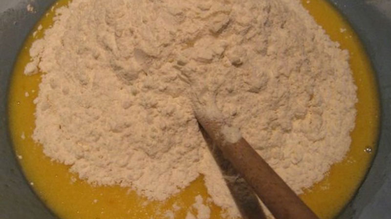 Trộn bột vỏ bánh