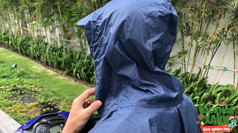 Trùm mũ áo giúp hạn chế nước mưa thấm vào