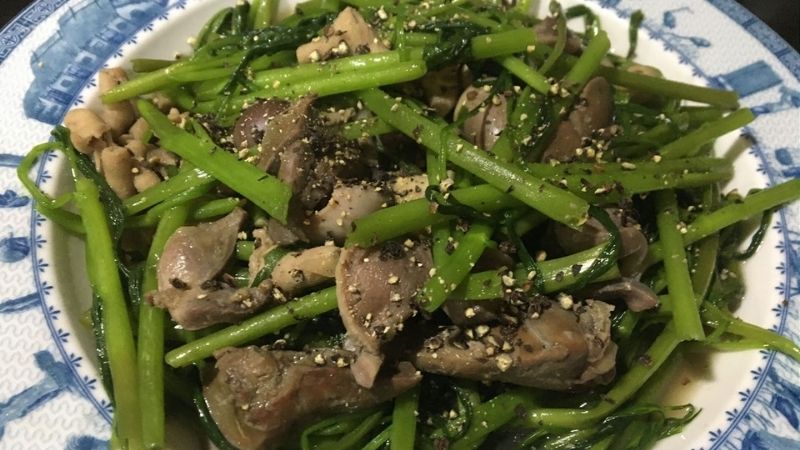  Lòng heo hầm rau muống