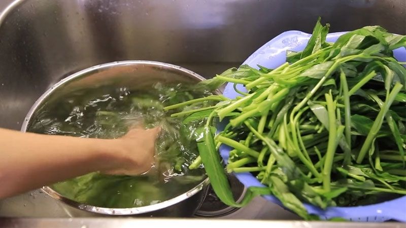 Rửa sạch rau muống khi chế biến