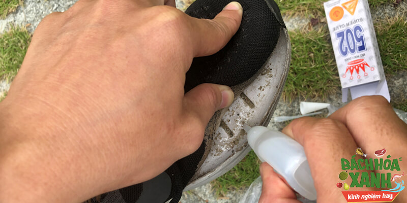 Cách dán chặt đế giày bị bung sau khi đi mưa