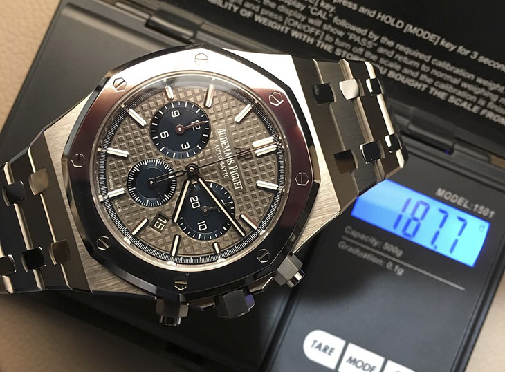 Đồng hồ bằng chất liệu titanium có trọng lượng nhẹ hơn so với đồng hồ bằng thép không gỉ.