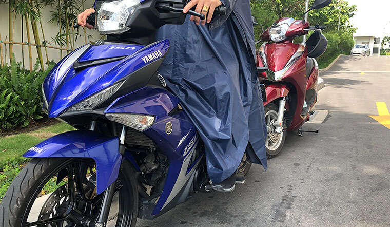 Dù mặc áo mưa nhưng quần vẫn ướt, đây là cách hạn chế ướt quần khi đi mưa